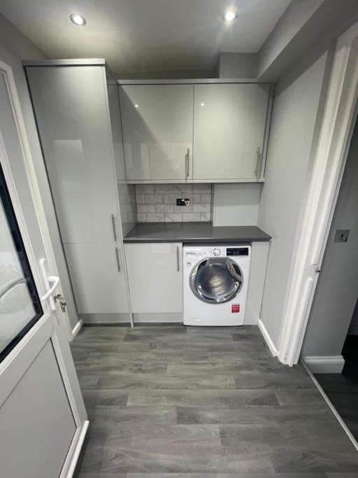 Large 1 Bedroom Flat With Private Parking Plymouth Exterior photo